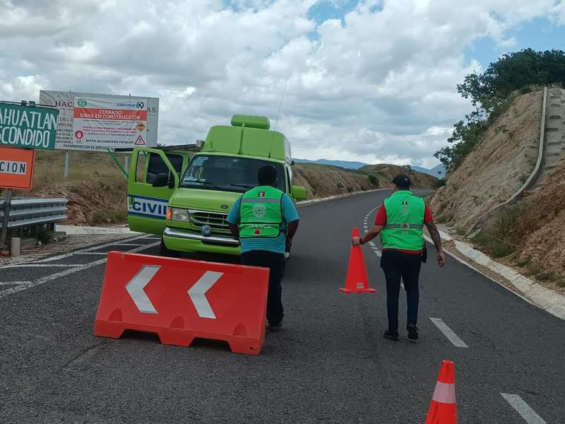 Brinda Protección Civil información ante cierre de vialidad hacia la Costa