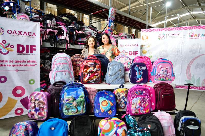 Colaboran Sectur y DIF Oaxaca para apoyar la educación de niñas y niños con 5 mil 200 mochilas nuevas