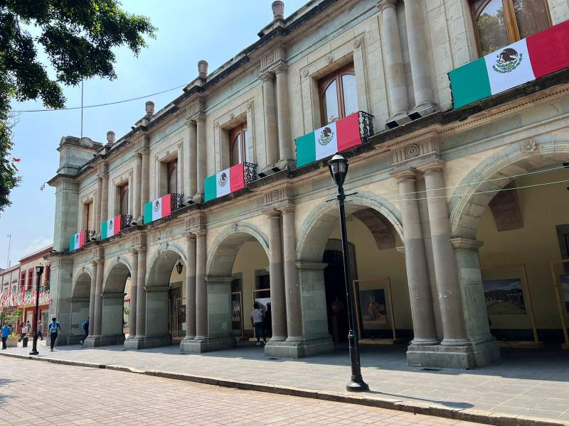 Con adornos patrios ya luce la Ciudad de Oaxaca