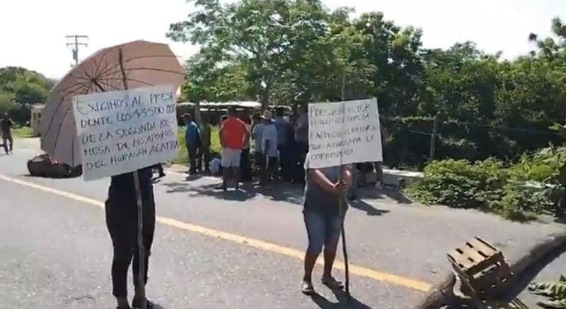 Con bloqueos, exigen apoyos de Ágatha en Huamelula