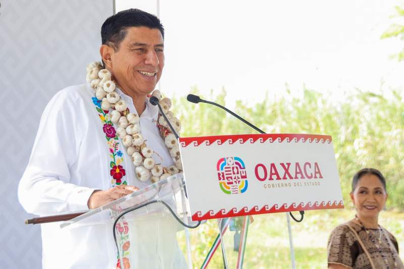 Da Salomón Jara Cruz banderazo de inicio del programa Caminos Bienestar