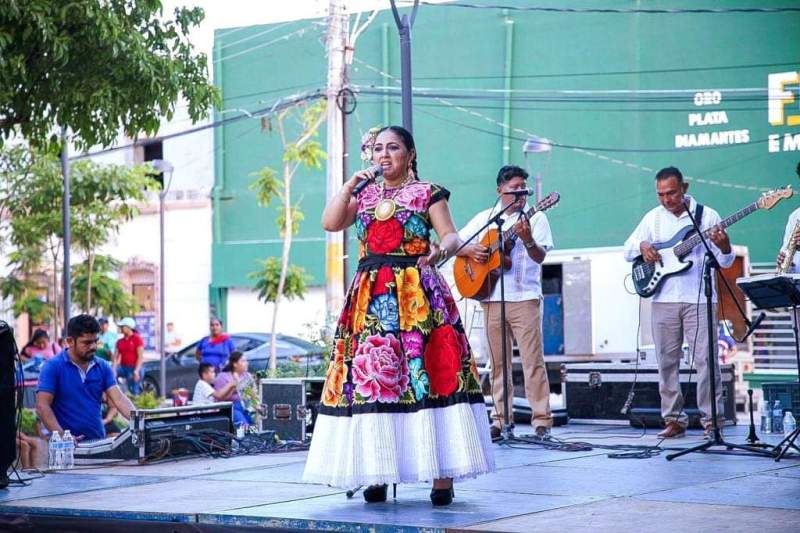 Enciende Patricia Alcaraz, con su canto, el Parque Juárez de Juchitán