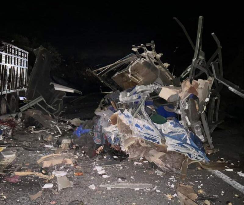 Instruye gobernador a sus funcionarios apoyar a víctimas de accidente; autobús llevaba algunos migrantes