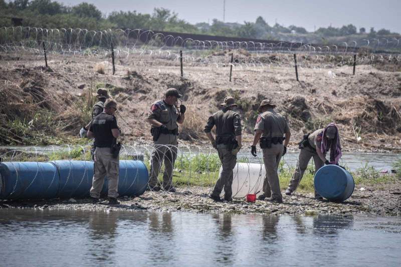 Niño migrante muere en viaje de reubicación ‘patrocinado’ por Texas; Abbott es criticado