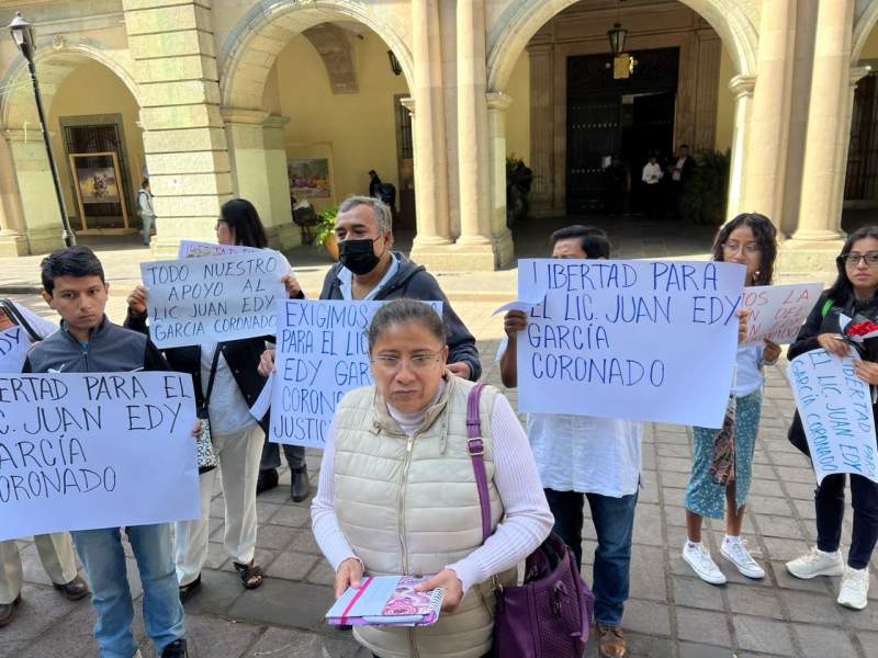 Piden liberación del ex secretario de acuerdo del TJAEO; no existe delito, señalan familiares