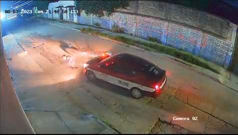 #Video Taxista en Oaxaca atropella a un motociclista y huye del lugar