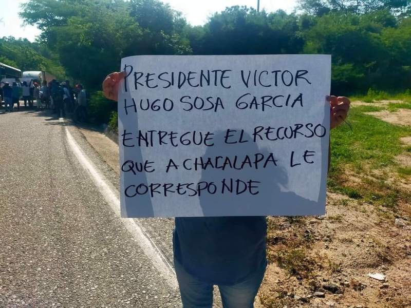 Ya está libre el paso sobre la carretera 200; San Isidro Chacahua da tregua para recibir su recurso