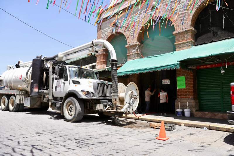 Desazolva Soapa la red de drenaje del mercado Benito Juárez