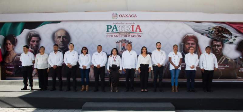 El secretario de Administración, Antonino Morales Toledo, preside el izamiento de la bandera en la Alameda de León