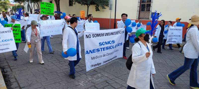 En Oaxaca anestesiólogos marchan para exigir la liberación de Daniel Rangel