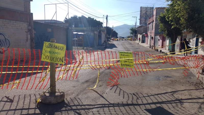 En Oaxaca; padres de familia cierran paso en Tlacolula y vecinos con dirección al Rosario