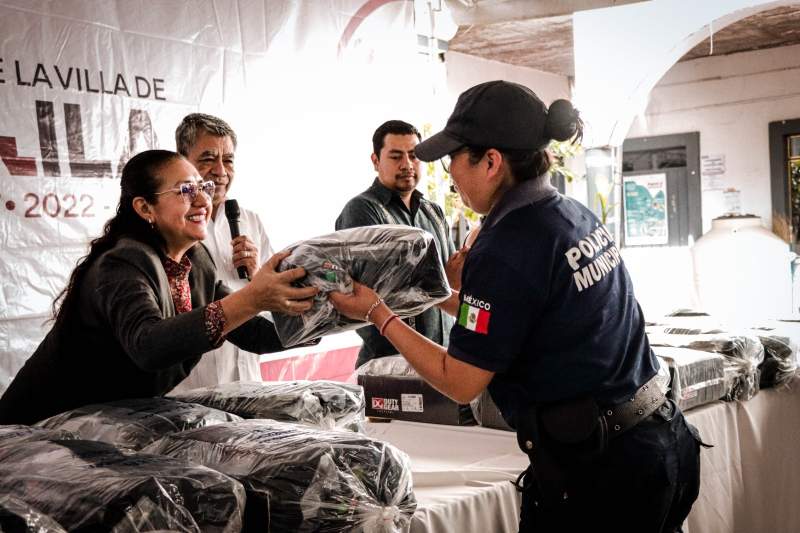 Entrega Carlos Rigoberto Chacón uniformes a la Policía Municipal de Zaachila