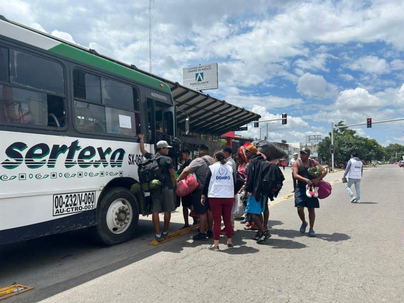 Envían a Santa Lucía a un grupo de migrantes que se encontraban sobre Periférico