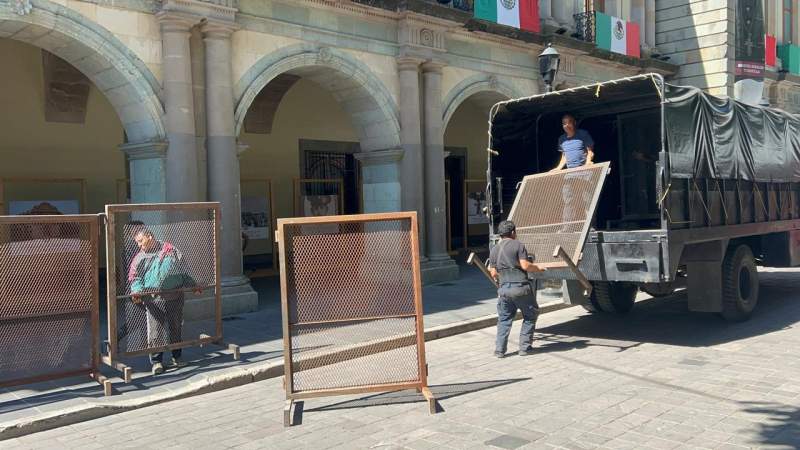 Instalan vallas metálicas en acceso principal de Palacio de Gobierno