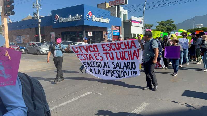 La UTVCO suspende de nueva cuenta clases hasta nuevo aviso; maestros y estudiantes marchan en la capital