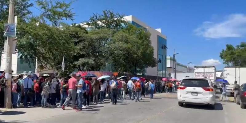 Maestros bloquean en Santa Lucía y carretera al Istmo