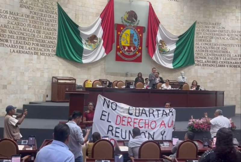 Maestros y estudiantes de la UTVCO se manifiestan en el recinto del Congreso de Oaxaca