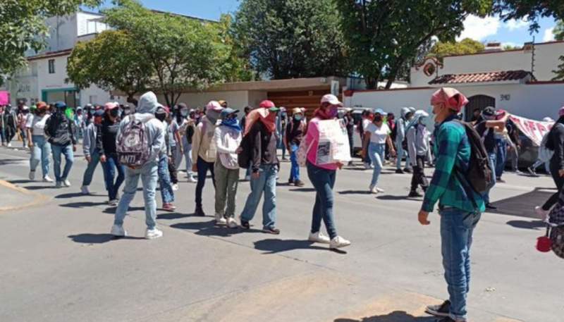 Normalistas marchan en la capital