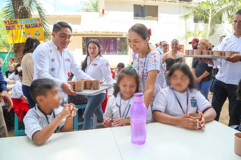 Ofrecen alimentación nutritiva al alumnado de la primaria Benito Juárez de Santa Rosa Panzacola