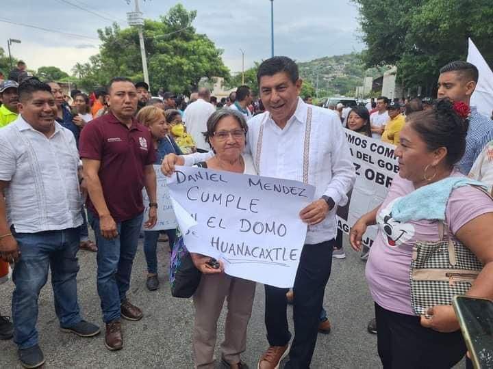 Pésima administración de Daniel Méndez en Salina Cruz provoca protesta en evento de AMLO