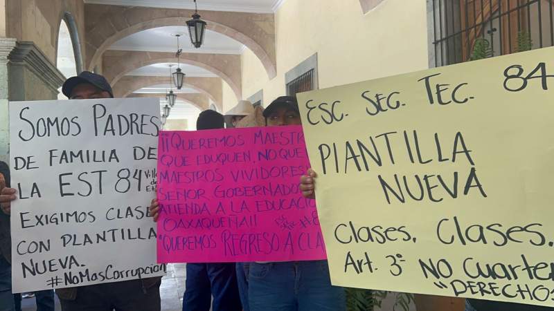 Piden salida de la Sección 22 en escuela de Etla