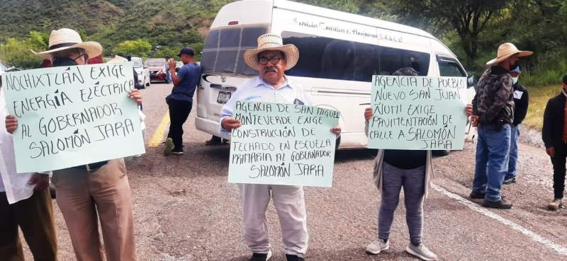 Por demandas de obras, bloquean paso en la Mixteca