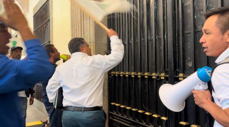 SEIEBO radicaliza sus protestas en Palacio de Gobierno