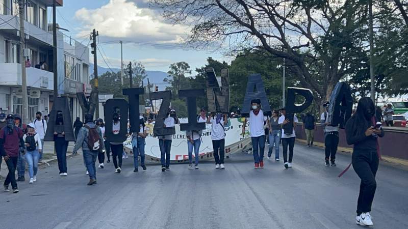 Marchan normalistas en Oaxaca por los nueve años de la desaparición de los 43 de Ayotzinapa