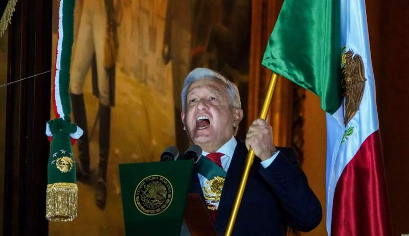 “¡Viva el amor, vivan los hermanos migrantes!”, AMLO da el grito de Independencia 2023