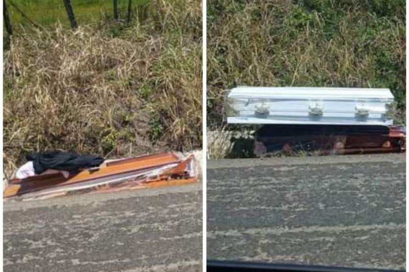 Vuelca camioneta con ataúdes en carretera de Tuxtepec