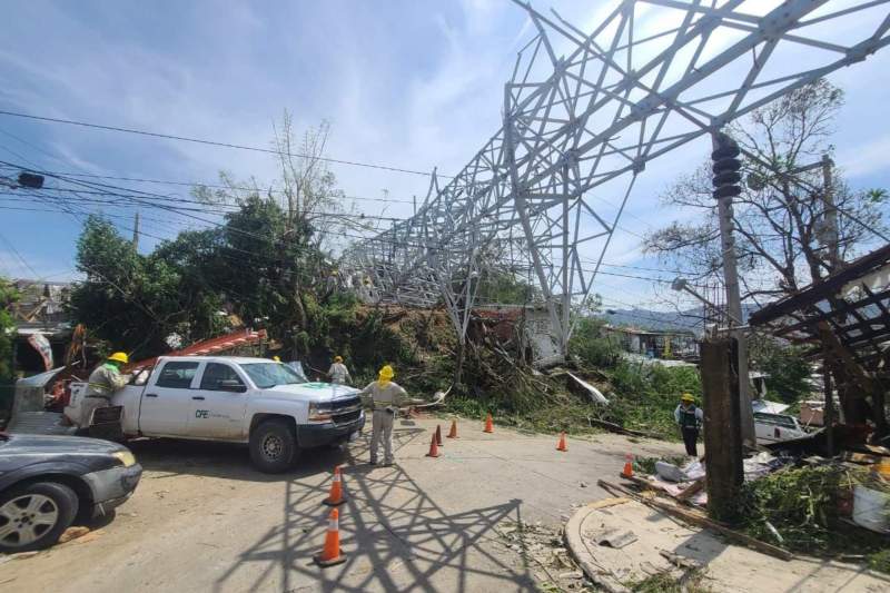 CFE restablece el 50% del suministro eléctrico tras paso del ciclón Otis en Guerrero