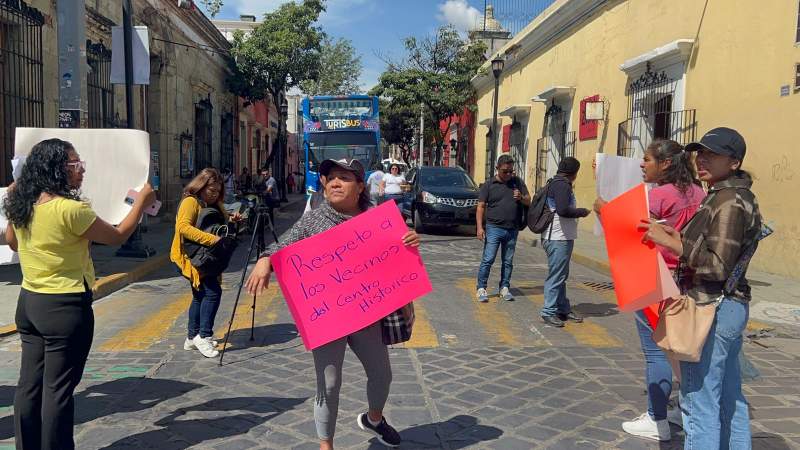 Comercio establecido bloquean calles en el Centro de la Ciudad; se inconforman por la Expo feria artesanal