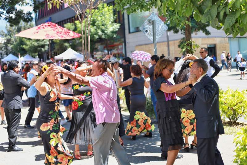 Disfrutan familias del danzón en la Divertiruta