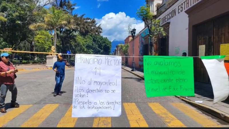 Maestros de educación física bloquean en la calle de Pino Suárez
