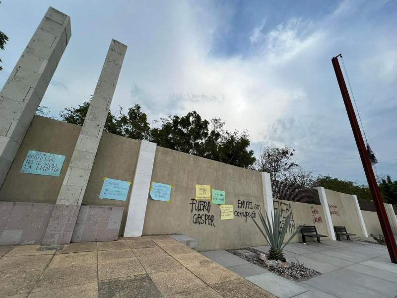 Normalistas de la ENUFI vandalizan Monumento a Juárez en Ciudad Ixtepec; hoy bloquean paso a Juchitán