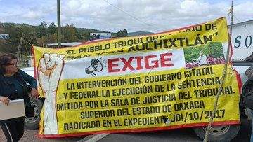 Otra del edil de San Martín Itunyoso, ahora lo señalan de desvíos de recursos; sus pobladores bloquean en la Mixteca
