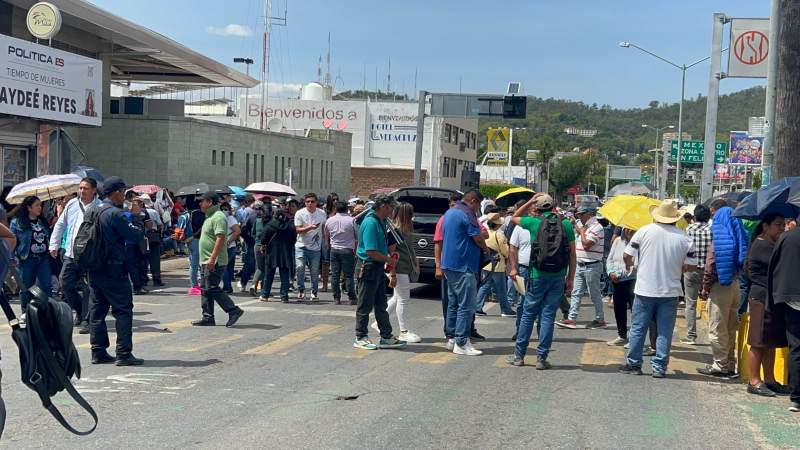 PAAEs bloquean el crucero del ADO; buscan un buen regalo de fin de año