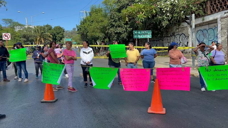 Padres de familia bloquean sobre Calzada Niños Héroes en la Ciudad de Oaxaca