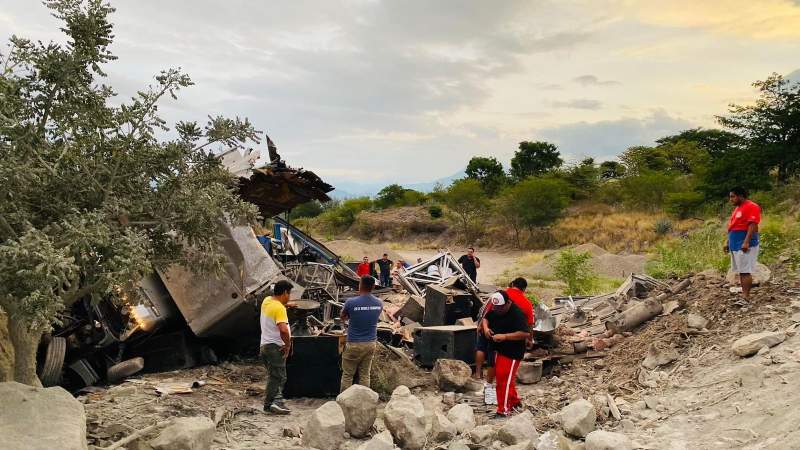 Se accidenta camión que trasladaba al Staff Técnico del Grupo Los Soberanos de Juchitán; hay una persona fallecida