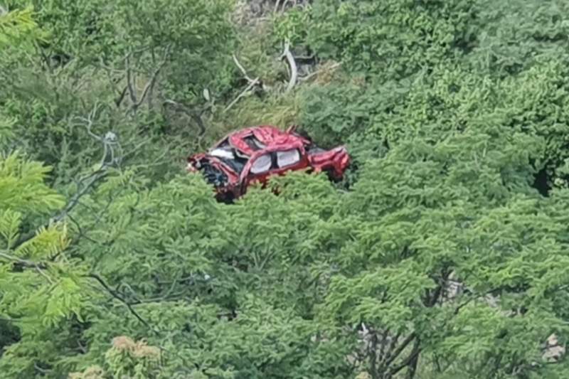 Tras maniobras de 5 horas, rescatan cuerpos del director de Ceabien y funcionaria