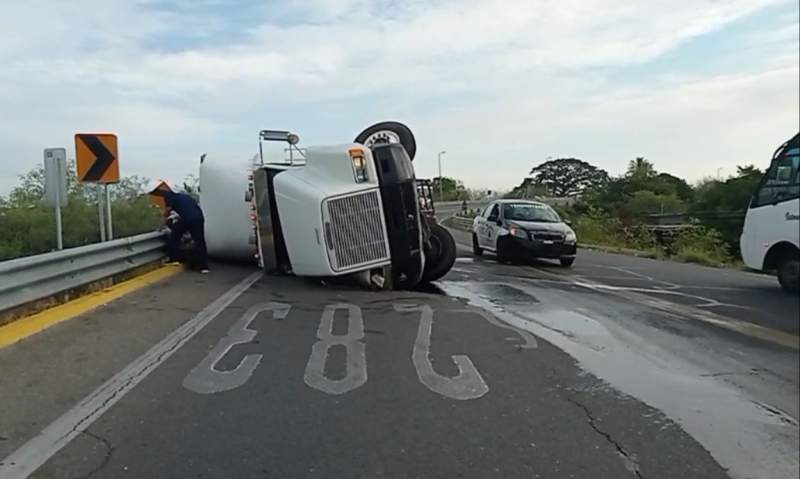 Un lesionado deja volcadura de un trailer en el Istmo