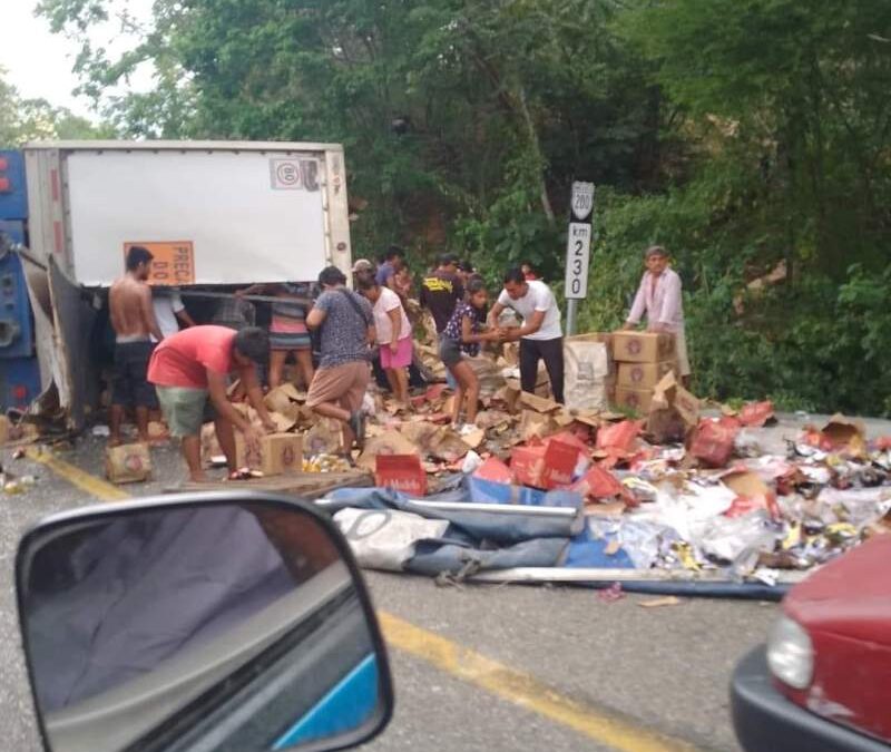 En Pochutla saquean camión de cerveza que fue accidentado