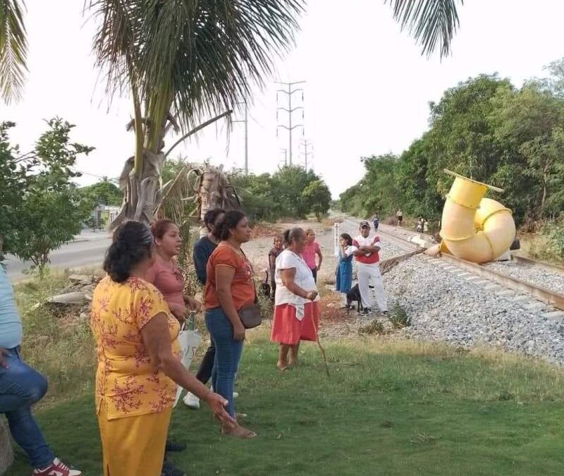 Vecinos cierran la vía del tren en Salina Cruz, a horas del viaje del presidente López Obrador