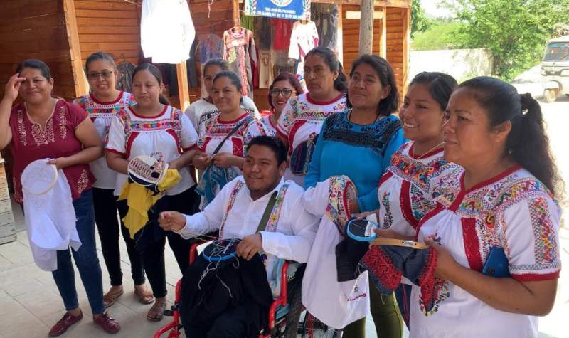 Artesanas asisten a la Convención Internacional de Minería, en Acapulco