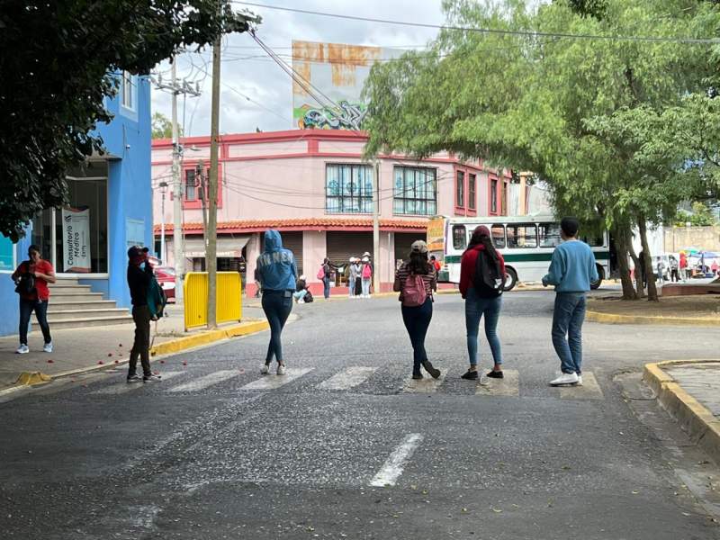Bloquean normalistas sobre el Boulevard Eduardo Vasconcelos