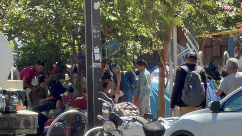 Migrantes abandonan el Jardín Morelos y se repliegan en Parque Húzares en la capital