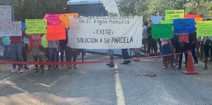 Padres de familia cierran paso sobre la carretera federal 200 en la Costa de Oaxaca