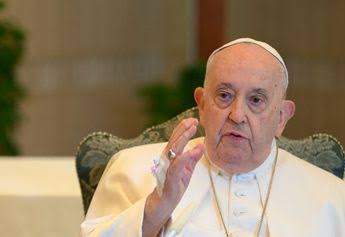 Papa Francisco dice tener una ‘inflamación pulmonar’, reza el Ángelus en su casa