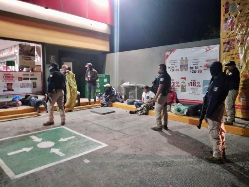 Retiran migrantes de parques y a las afueras de negocios en Juchitán; el municipio empieza a saturarse