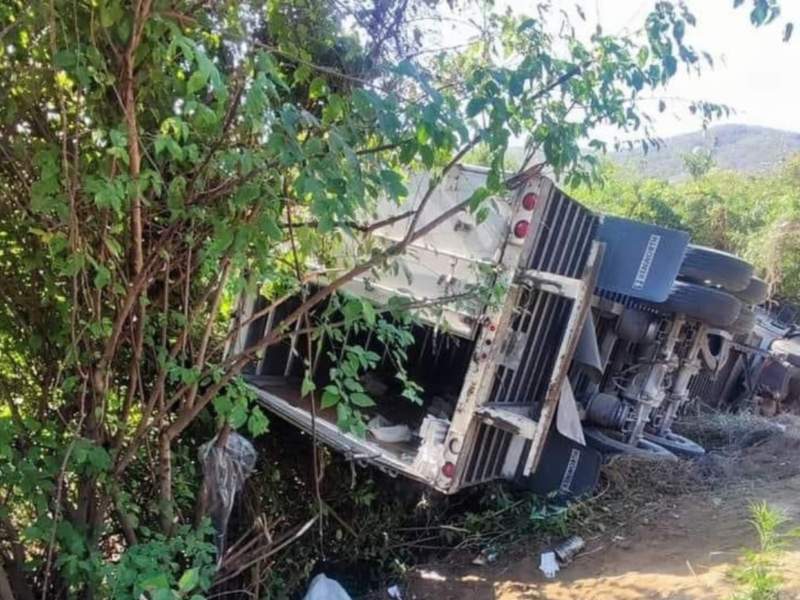 Saquean trailer en San Pedro Huamelula tras accidente
